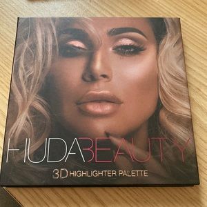 Huda Beauty 3D highlighter palette